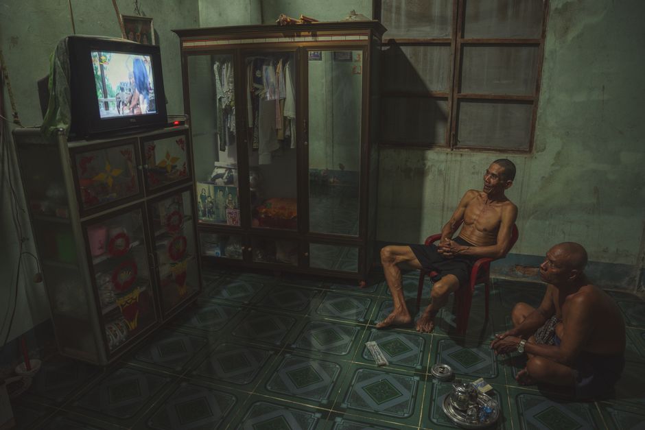 왜 우리는 새벽까지 '한 편만 더'를 외치는가 — 정주행의 심리와 K-드라마의 힘