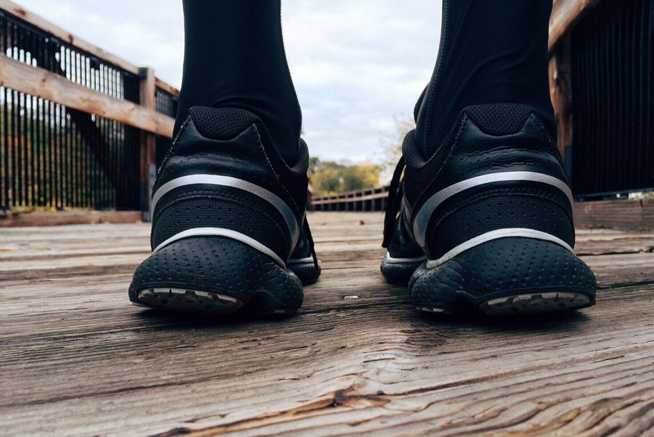 러닝화는 신어보는 3분이 3개월을 정한다 — 발·주행거리별 고르는 법