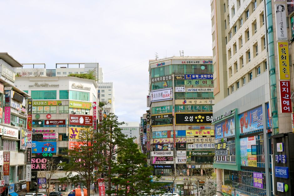 Korea Market Brief — KOSPI sinks 4.6% as chip giants crater, but KOSDAQ and the won hold firm (Aug 6)